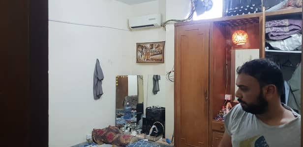 Gulberg II, Main Market Chowk Flat on rent 18k (For Male only)