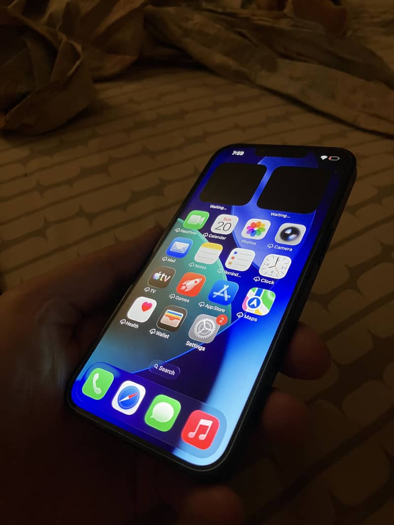 iPhone 16e 1