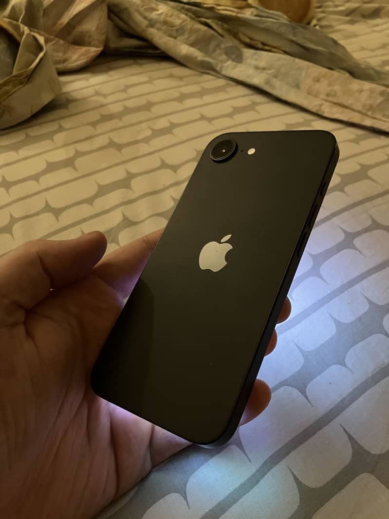 iPhone 16e 2