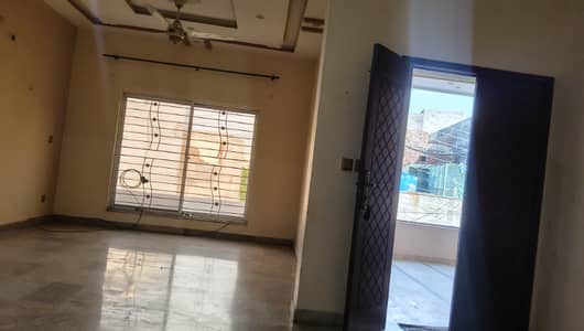 8 MARLA UPPER PORTION AVAILABLE FOR RENT IN PU PHASE 2 NEAR PUNJAB SCHOOL