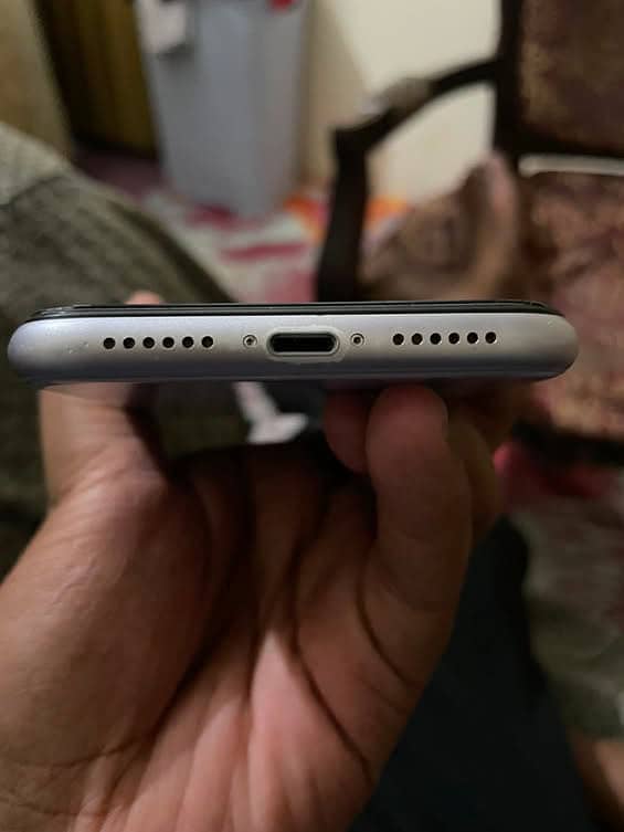 Apple iPhone 11 4