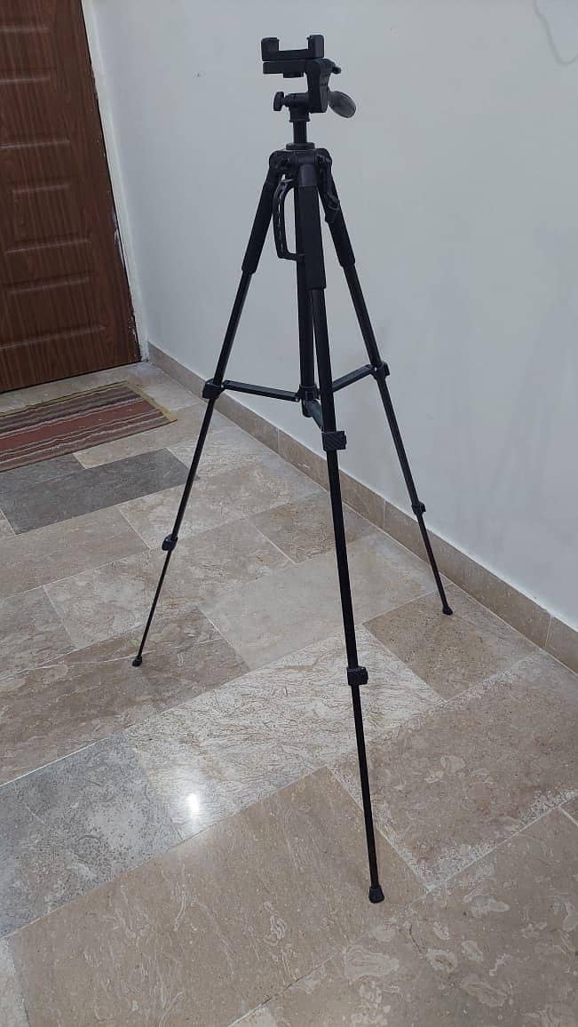 tripod and focus light 7