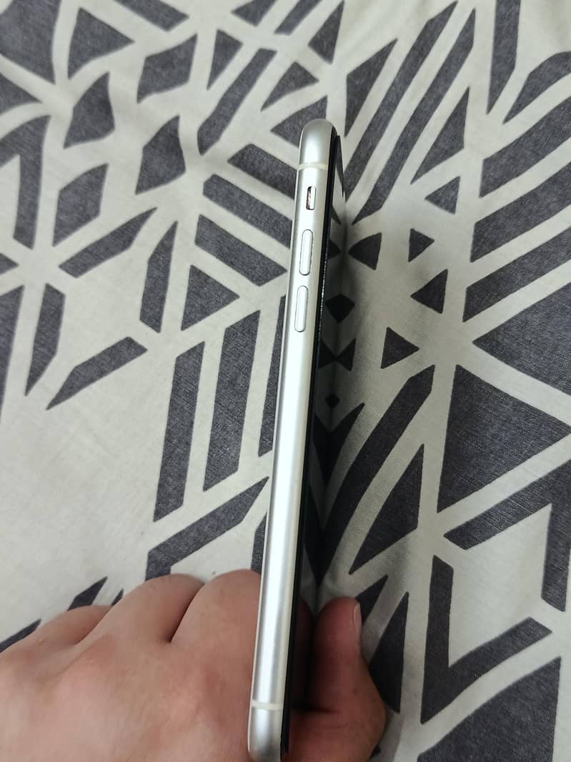 Apple iPhone 11 4