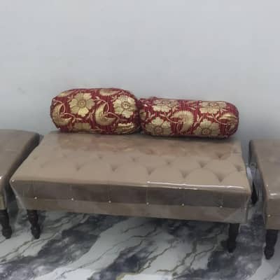 4 seater Puffers sofa set