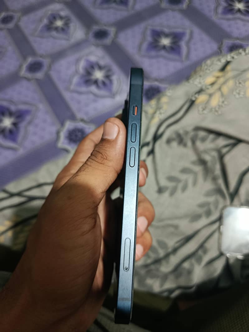 Apple iPhone 13 5