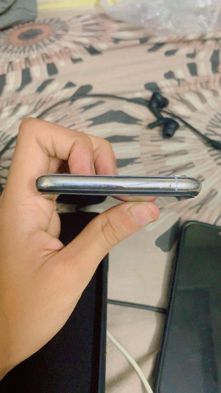 Apple iPhone XS Max 4