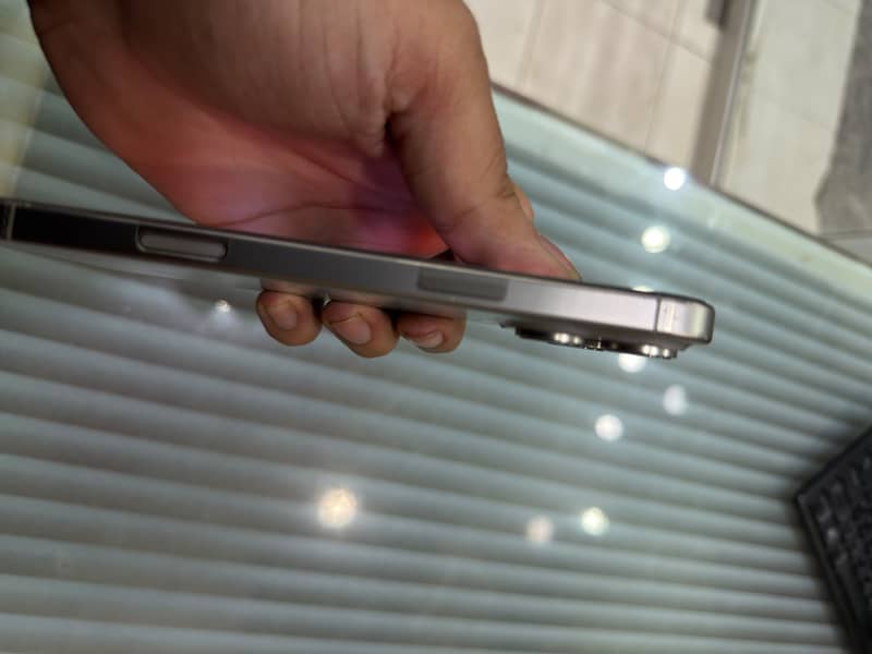 Apple iPhone 16 Pro Max 2