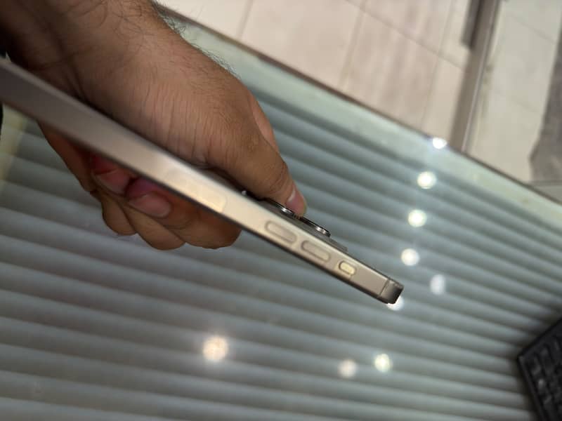 Apple iPhone 16 Pro Max 4