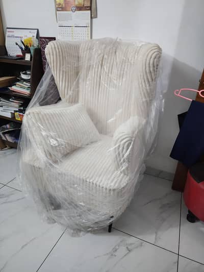 BRAND NEW SINGLE SOFA HIGH QUALITY WITH PILLOW