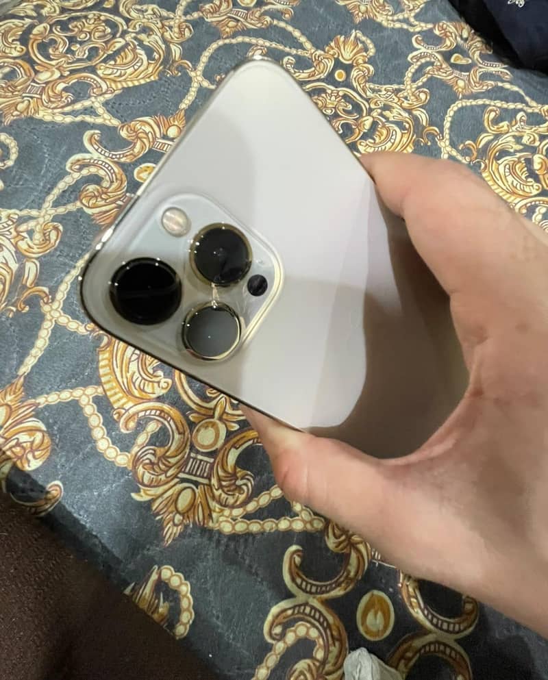 Apple iPhone 13 Pro Max 4