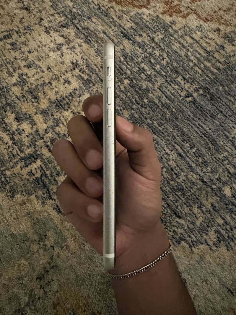 Apple iPhone SE (2nd generation) 5