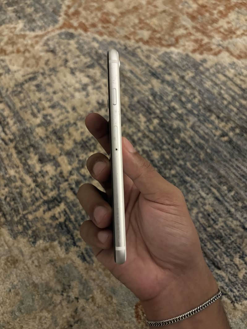 Apple iPhone SE (2nd generation) 9