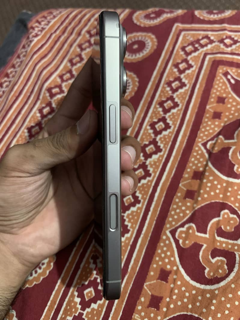 Apple iPhone 16 Pro 2