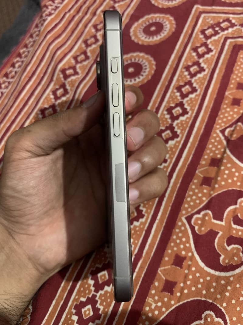 Apple iPhone 16 Pro 3