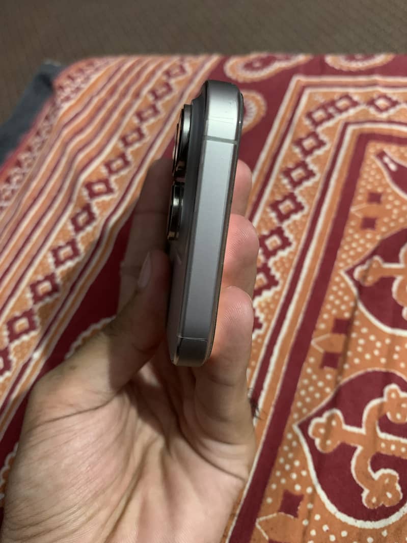 Apple iPhone 16 Pro 4