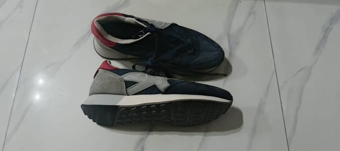 ADIDAS, NIKE, WANS OFF THE WALL