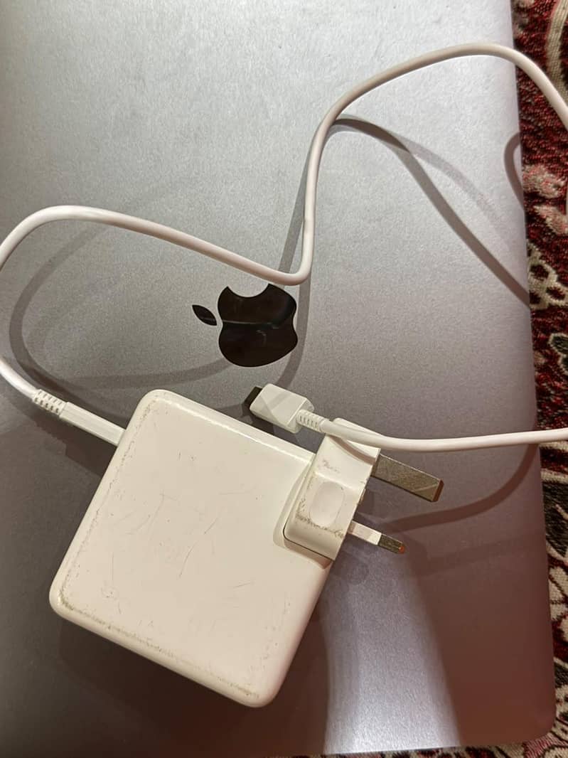 MacBook 2017 Pro with charger Neet and clean Good condition 7