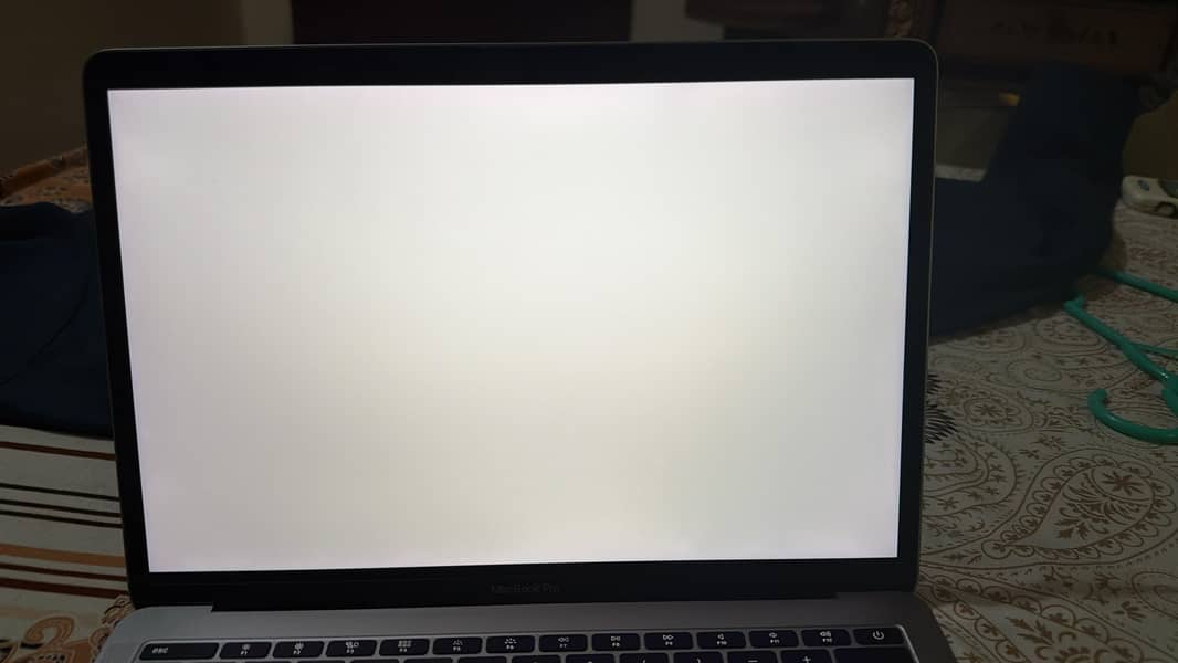 MacBook 2017 Pro with charger Neet and clean Good condition 11