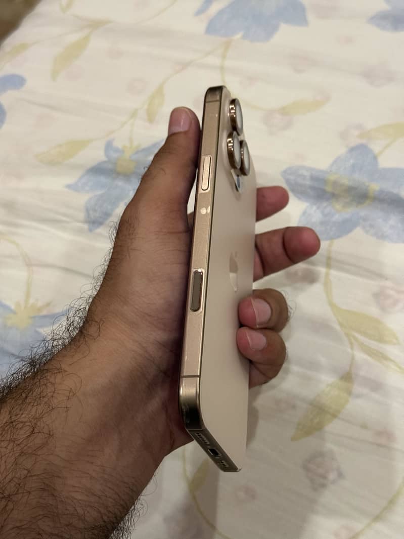 Apple iPhone 16 Pro Max 2