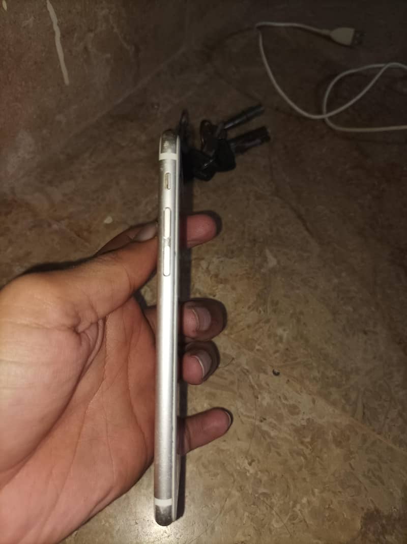Apple iPhone 6S 4