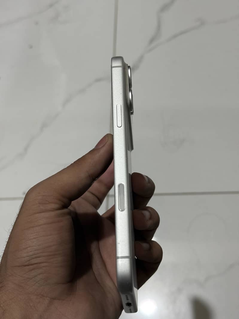 Apple iPhone 17 Pro Max 4