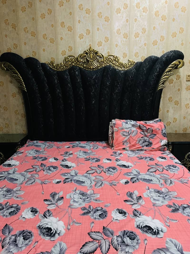 Complete bed set with dressing table 0