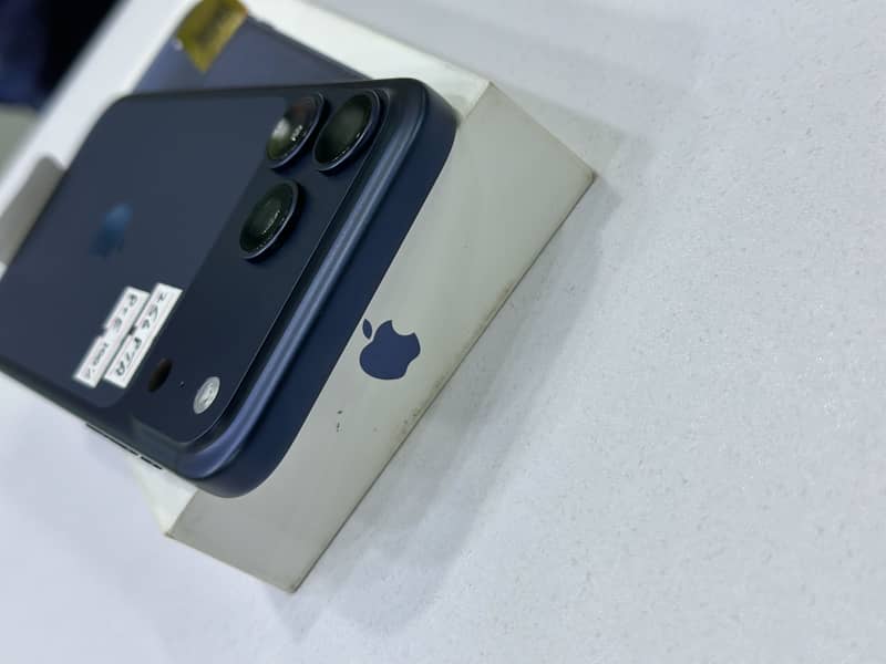 Apple iPhone 17 Pro Max 4