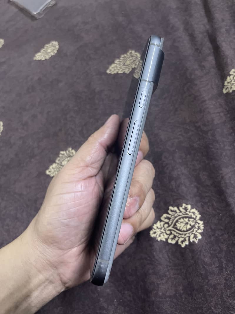 Google Pixel 8 Mint Condition Waterpack 4