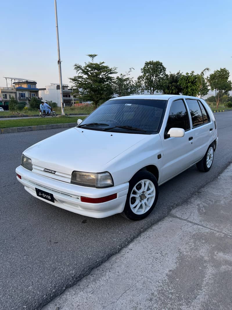 Daihatsu Charade (Automatic) 1