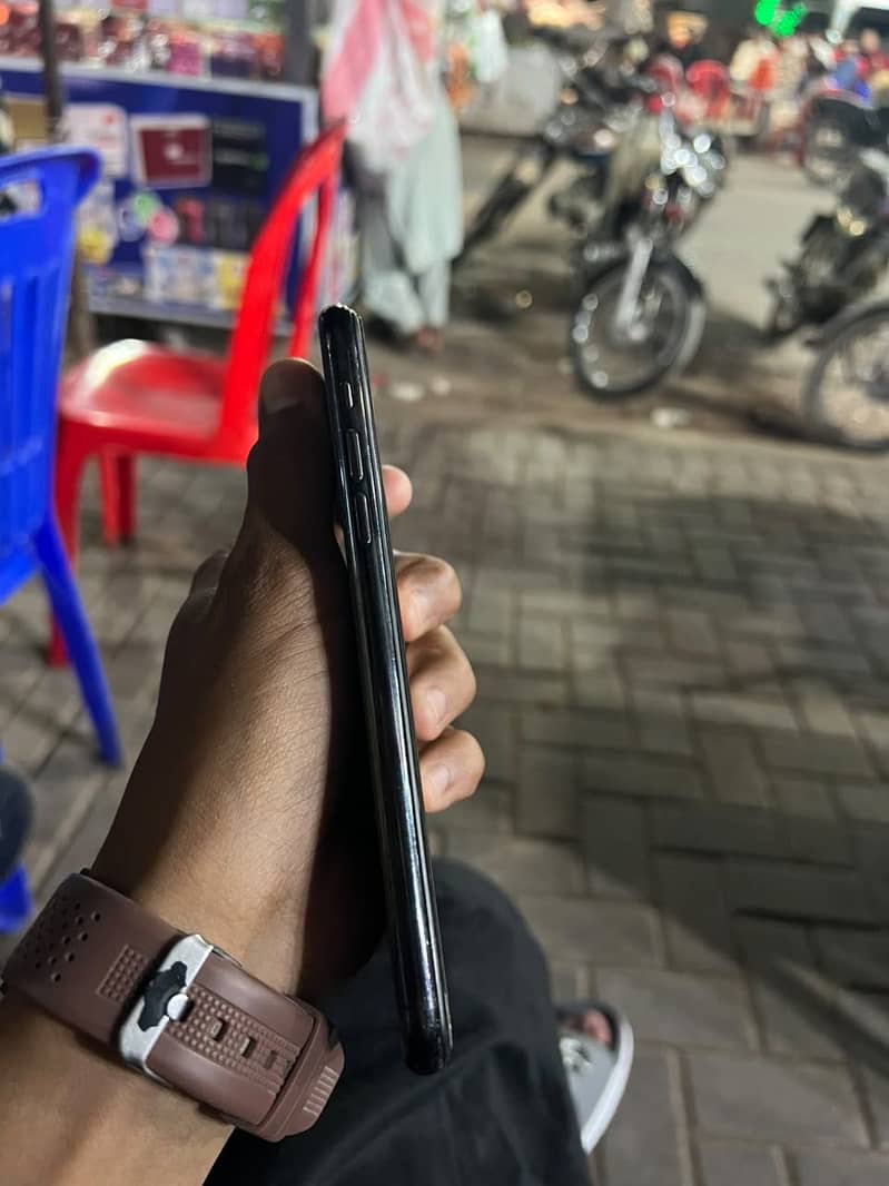 Apple iPhone 11 Pro Max 4