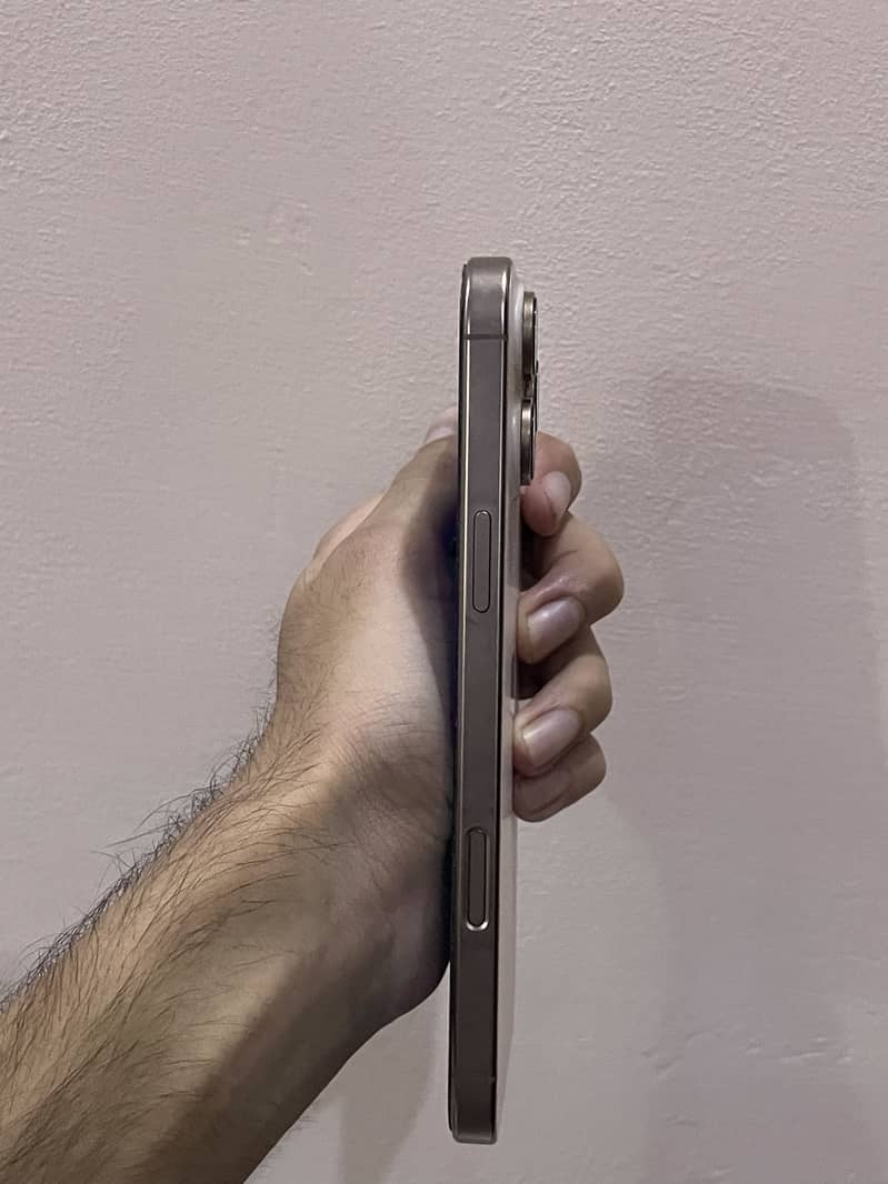 Apple iPhone 16 Pro Max 2