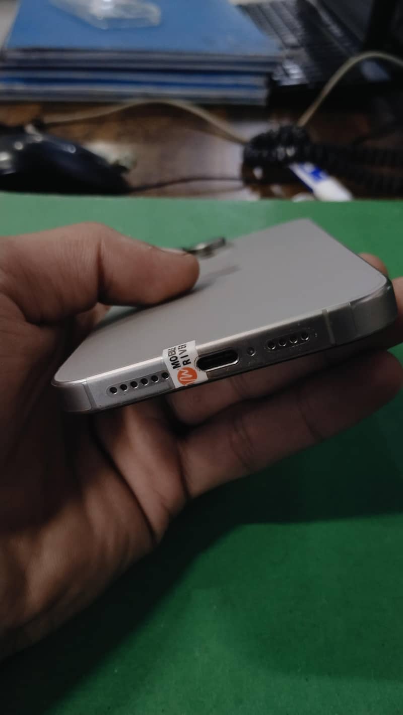 Apple iPhone 15 Pro Max 2