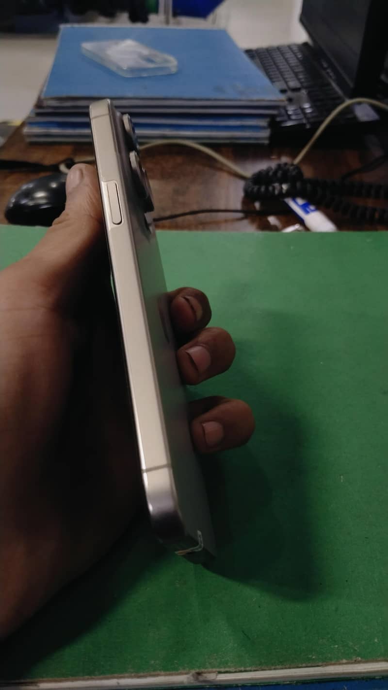 Apple iPhone 15 Pro Max 4