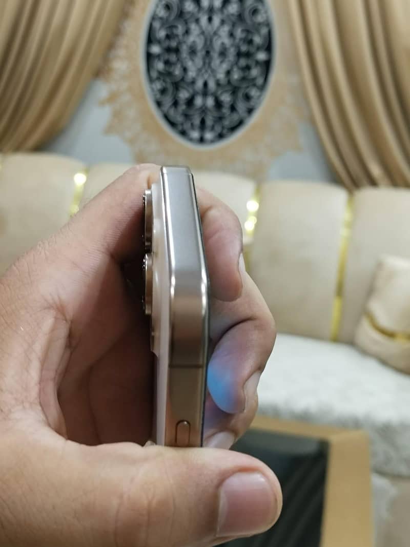 Apple iPhone 16 Pro Max 4