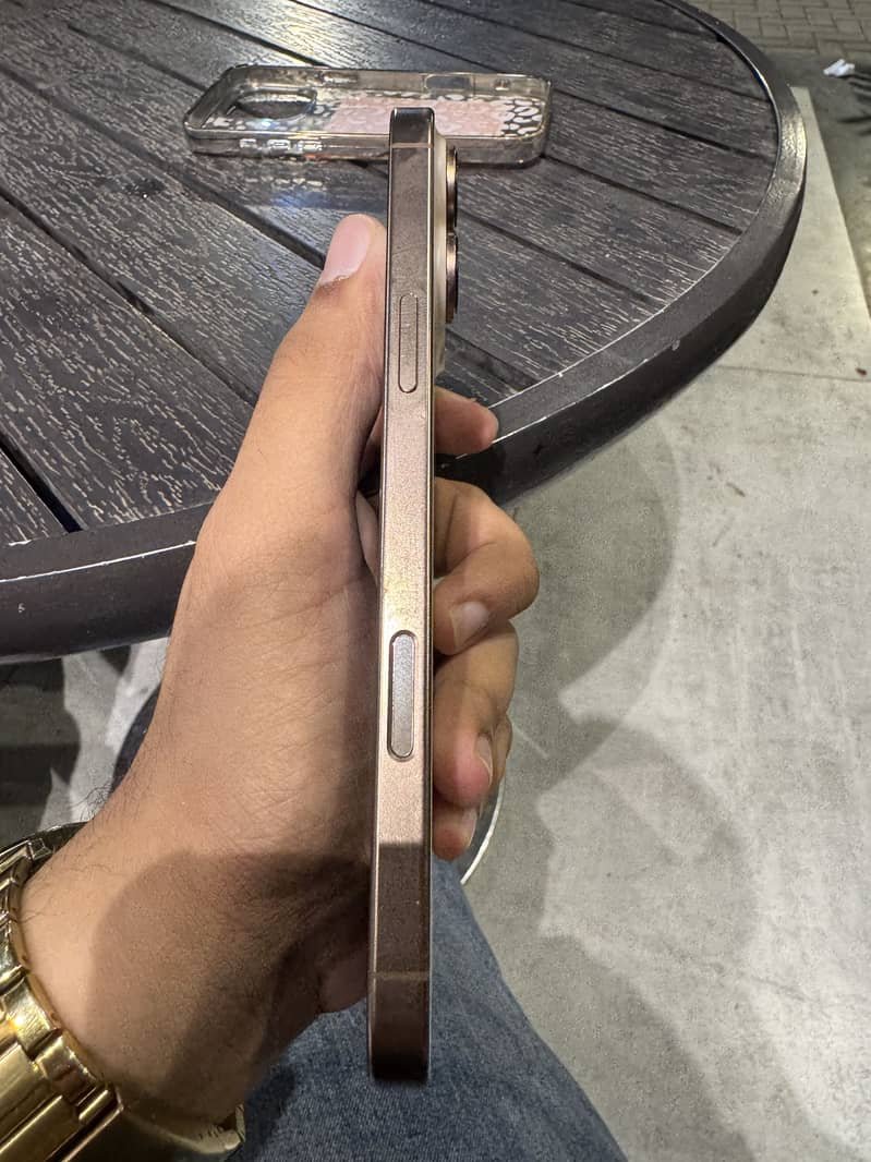 Apple iPhone 16 Pro Max 4