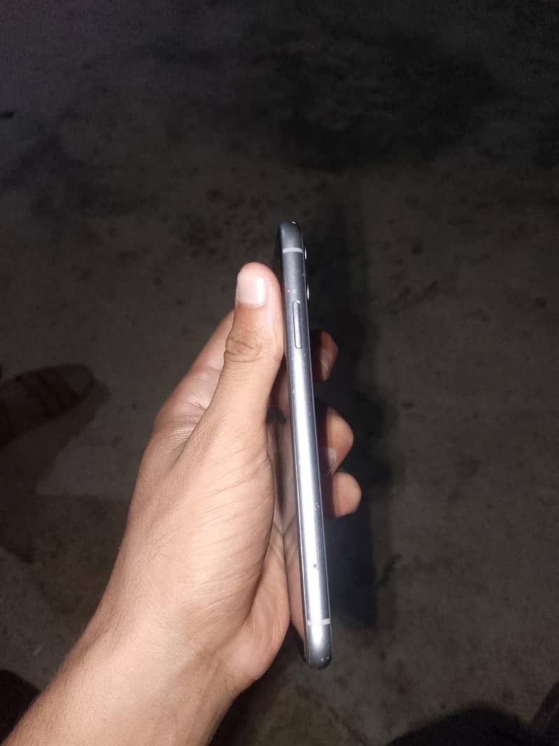 Apple iPhone 11 3
