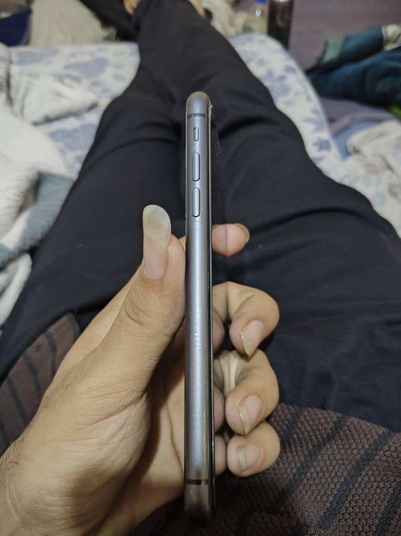 Apple iPhone 11 4