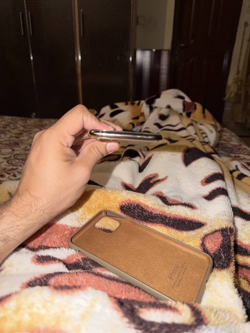 Apple iPhone 11 Pro Max 4