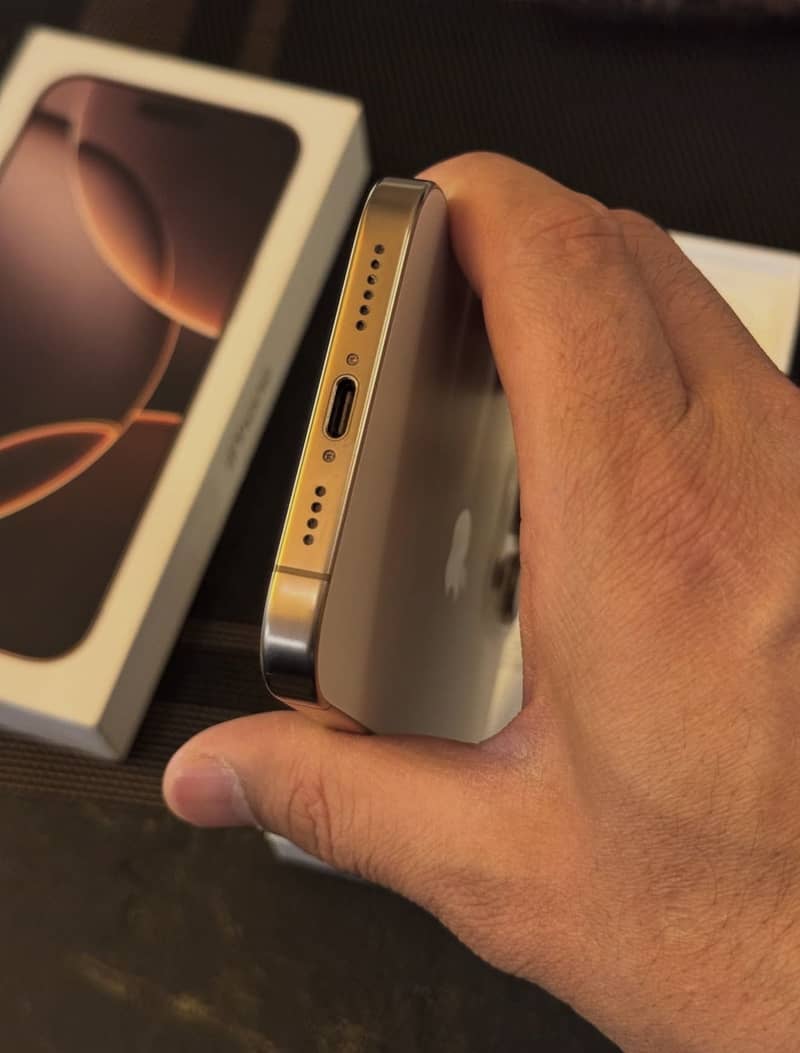 Apple iPhone 16 Pro Max 4