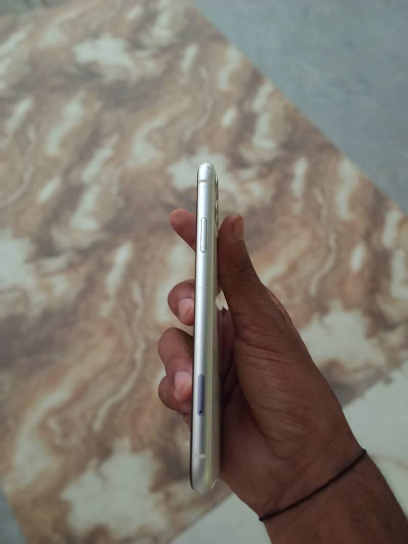 Apple iPhone 11 3