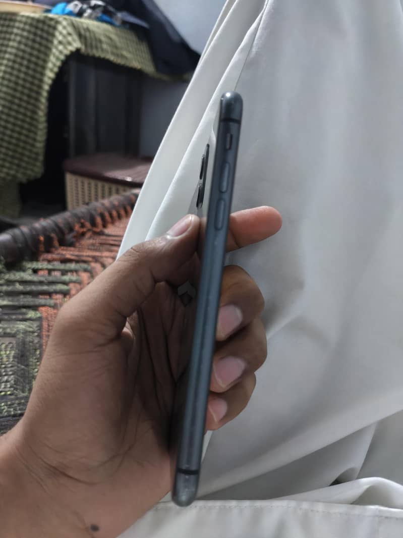 Apple iPhone 11 3