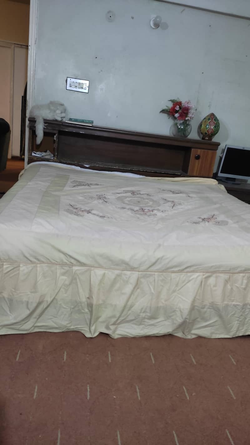 single and double bed with one side table and dressing table 0