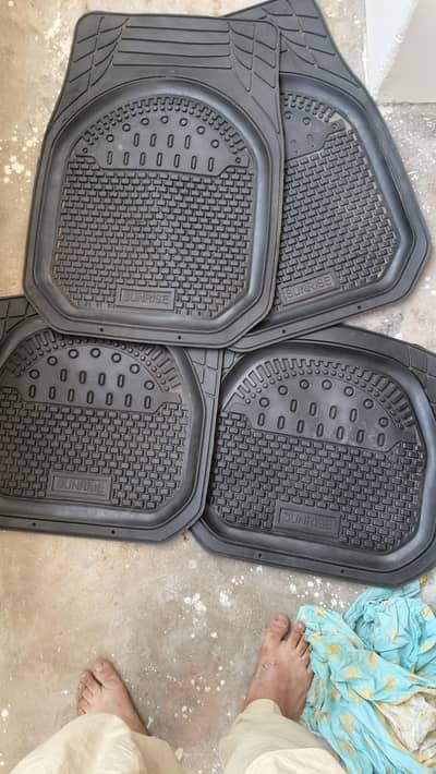 indus carolla rubber mats in black colot