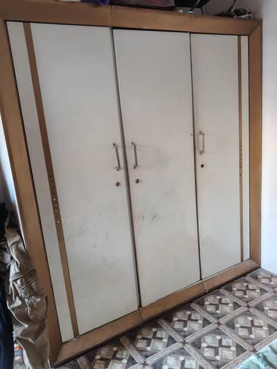 badroom set ka Sirf color kharab hoa ha Kahi se totawa wa nhi ha