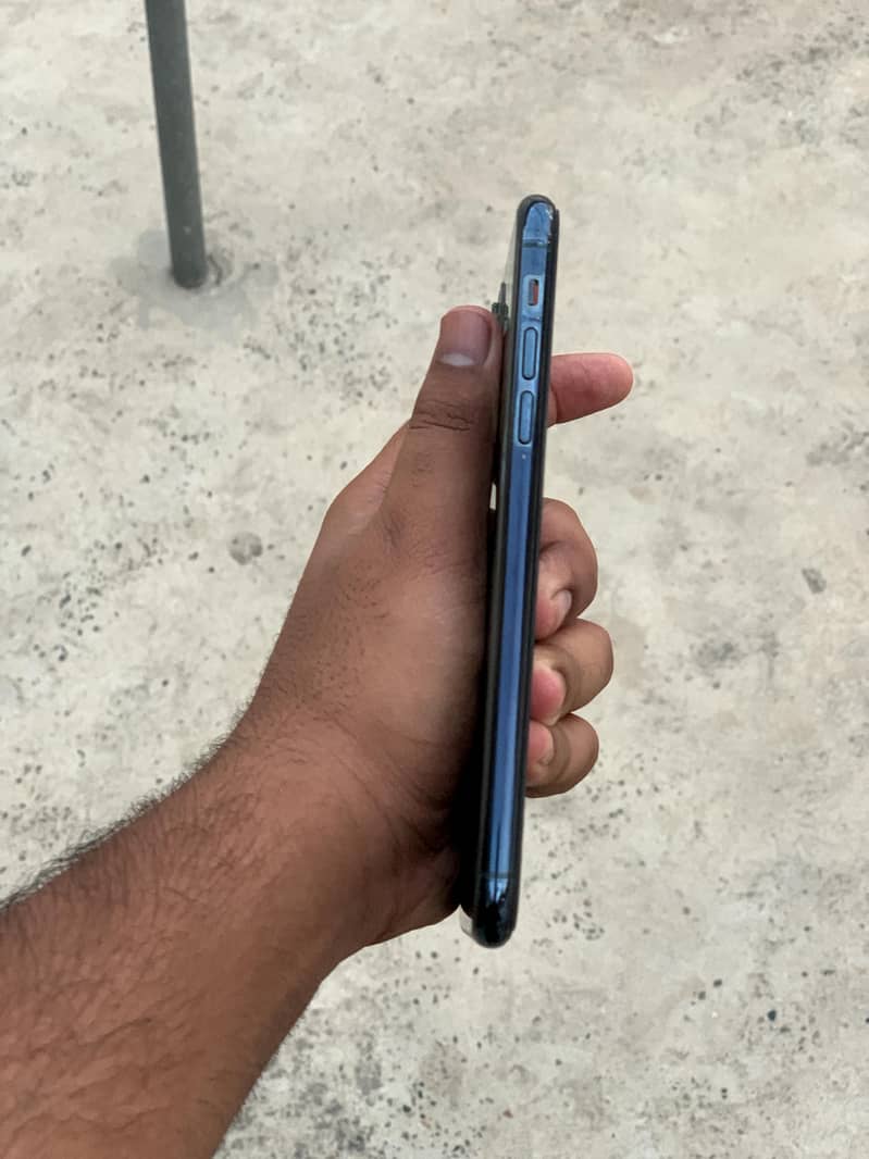 Apple iPhone 11 Pro Max 4