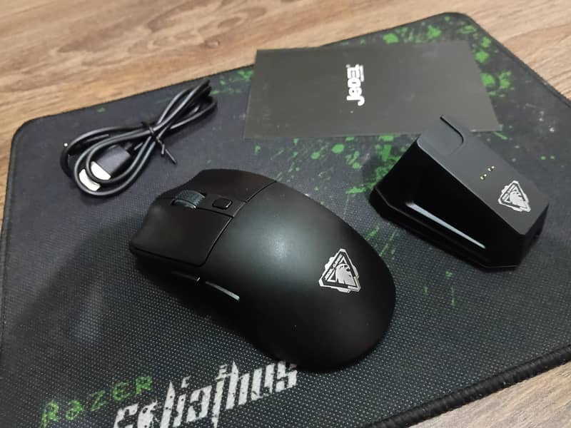 Wireless Gaming Mouse with Docking Stand 3