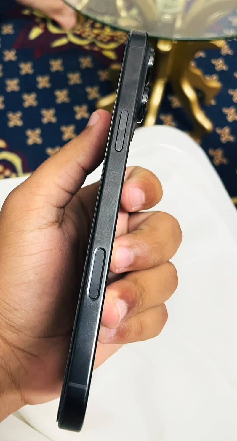 Apple iPhone 16 Pro Max 4