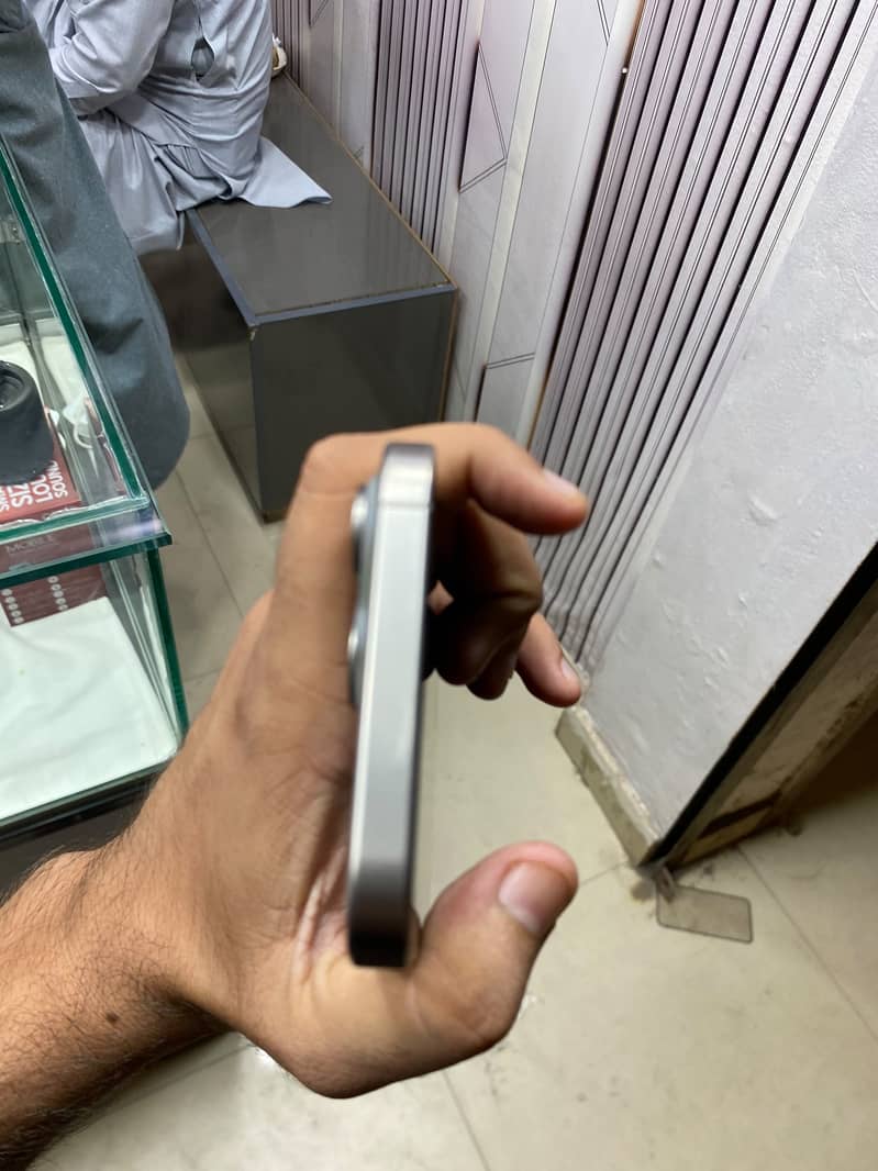 Apple iPhone 15 Pro Max 4