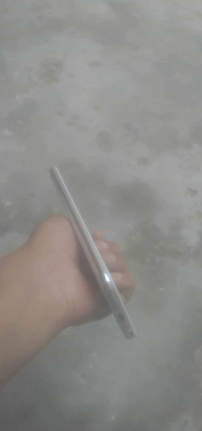 Sharp Aquos R2 4