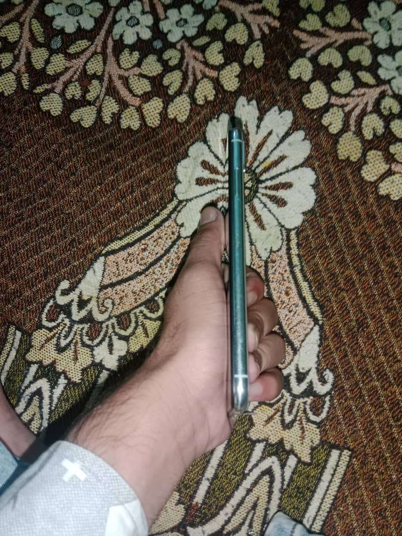 Apple iPhone XS Max 3